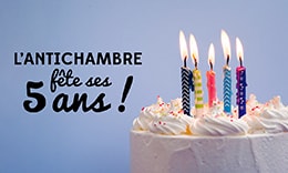 Photo d'un gâteau d'anniversaire avec 5 bougies et le texte : L'Antichambre fête ses 5 ans
